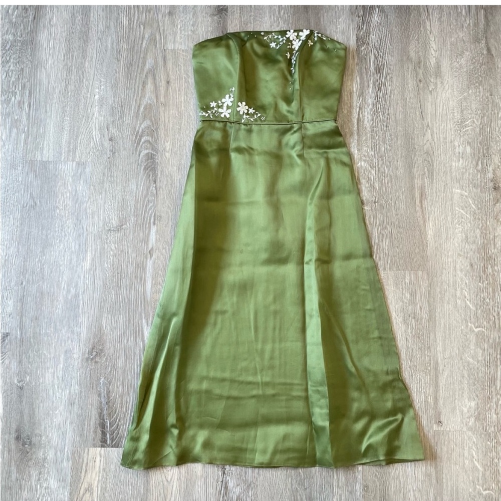 WATTERS & WATTERS Floral Appliqué Strapless Formal Dress